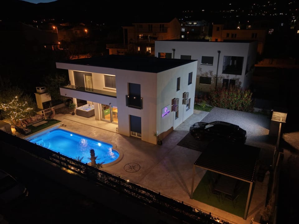 Property building, Swimming pool, Parking