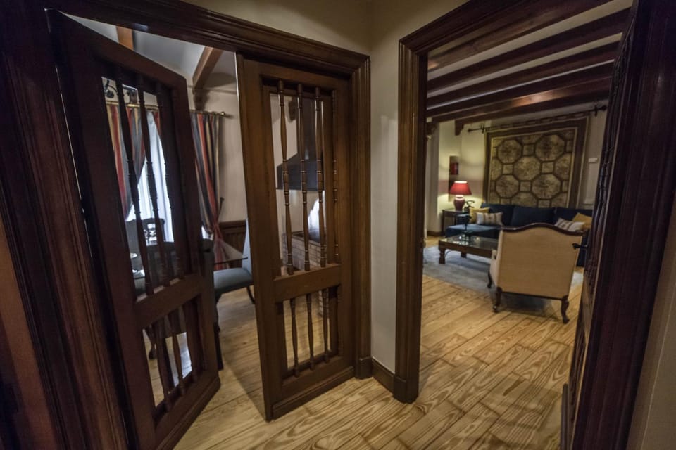 Photo of the whole room, Decorative detail
