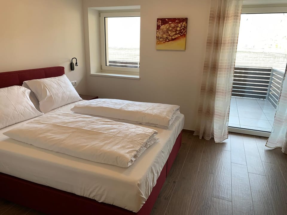 Balcony/Terrace, Bedroom, Mountain view