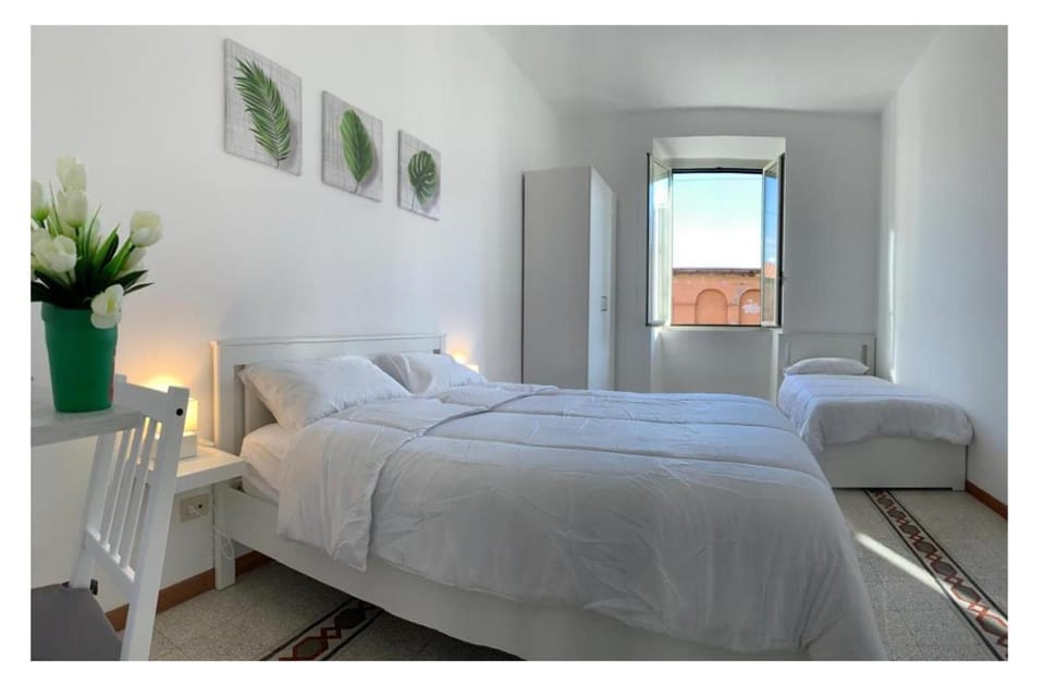 Photo of the whole room, Bedroom, Family