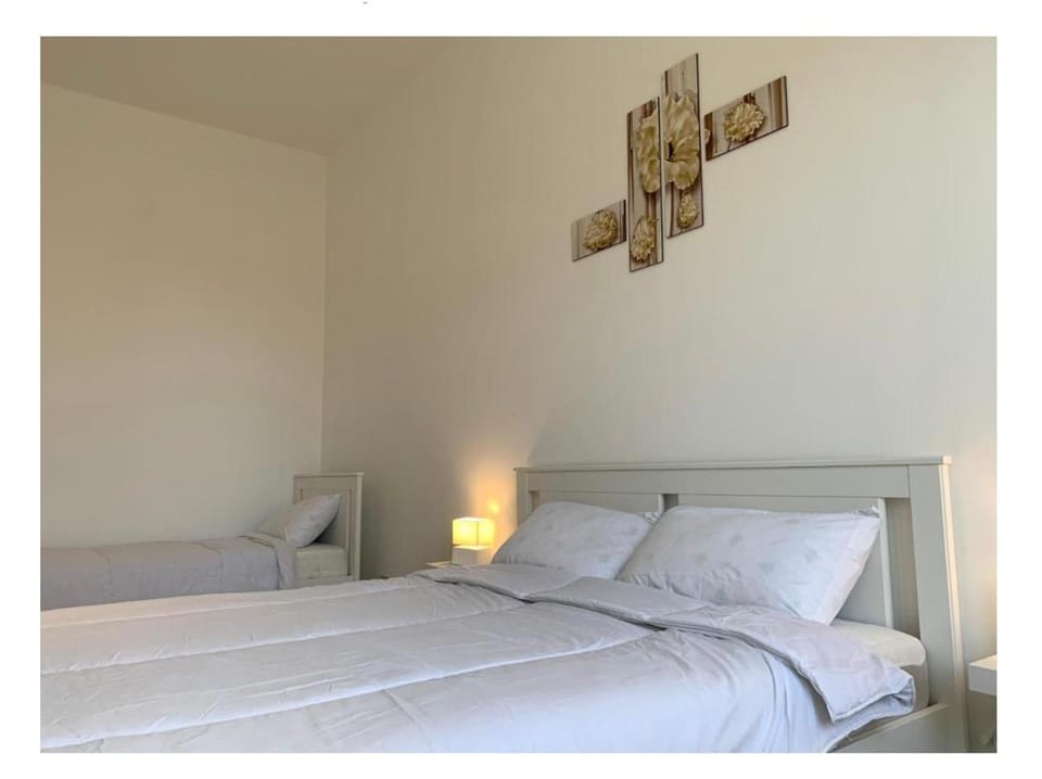 Photo of the whole room, Bedroom, Family