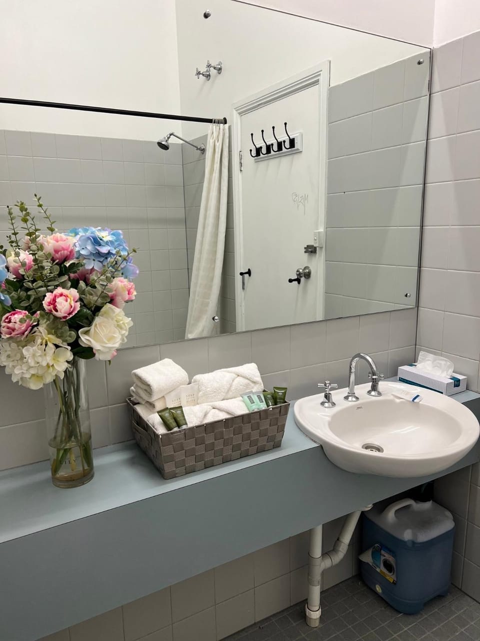 Shower, Bathroom, Public Bath, towels