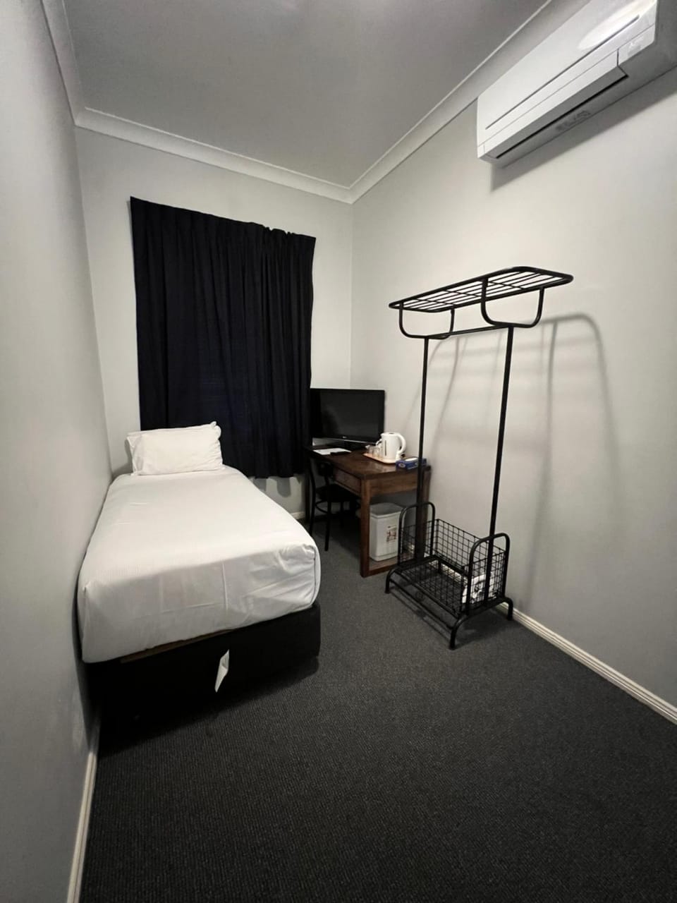 Bed, Photo of the whole room, Bedroom, air conditioner