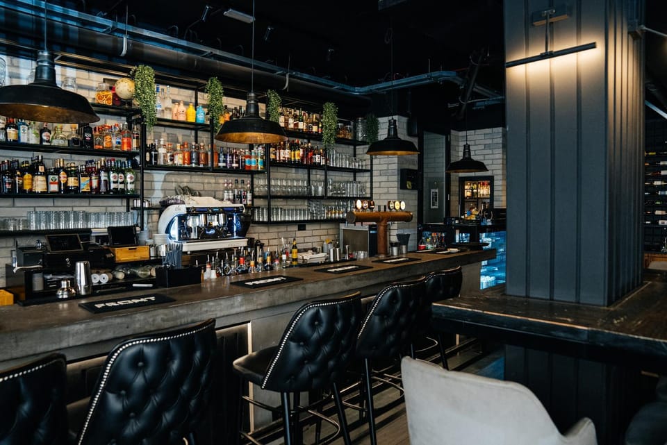 Restaurant/places to eat, Lounge or bar