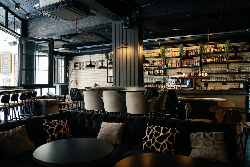 Restaurant/places to eat, Lounge or bar