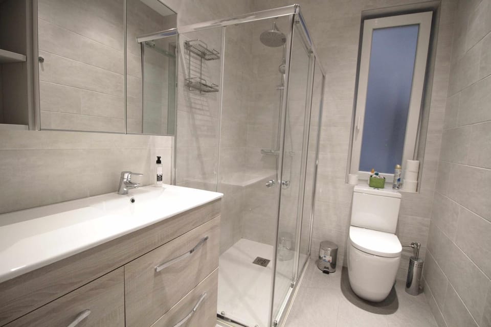 Shower, Toilet, Bathroom, Bath, towels