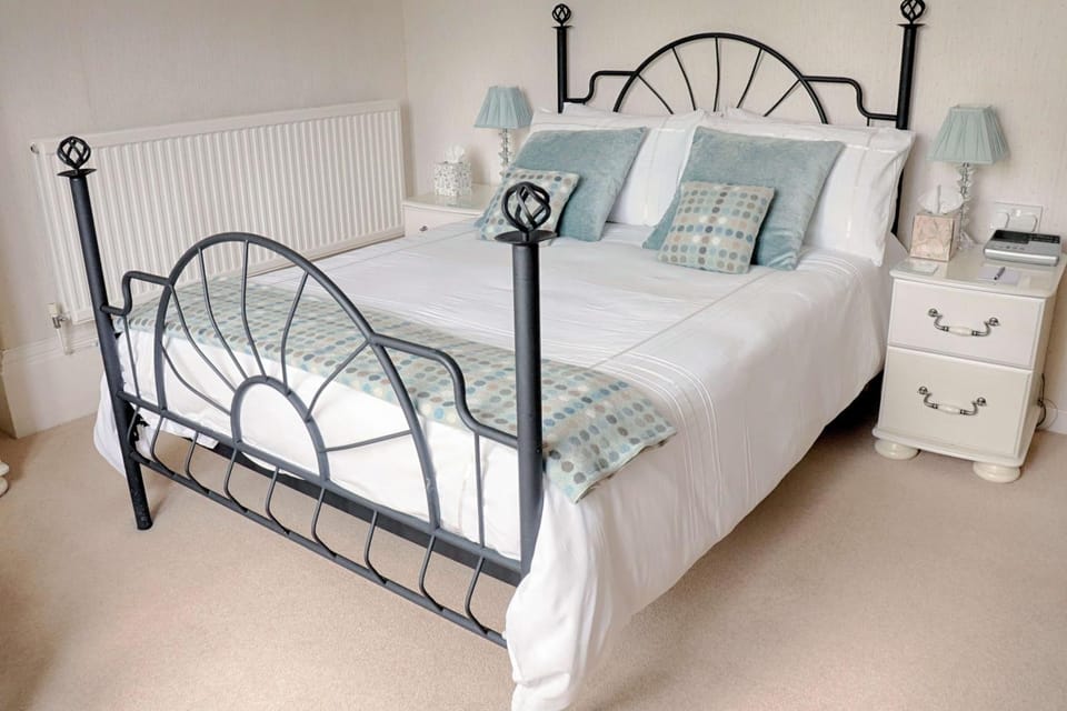 Holcombe House Guest House Bed and Breakfast in Llandudno