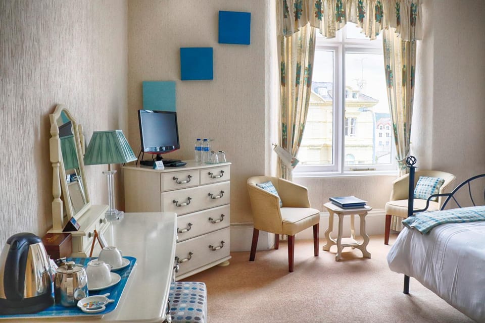 Holcombe House Guest House Bed and Breakfast in Llandudno