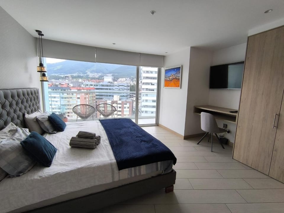 Bed, TV and multimedia, Photo of the whole room, Bedroom