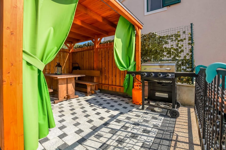 Property building, Garden, Balcony/Terrace