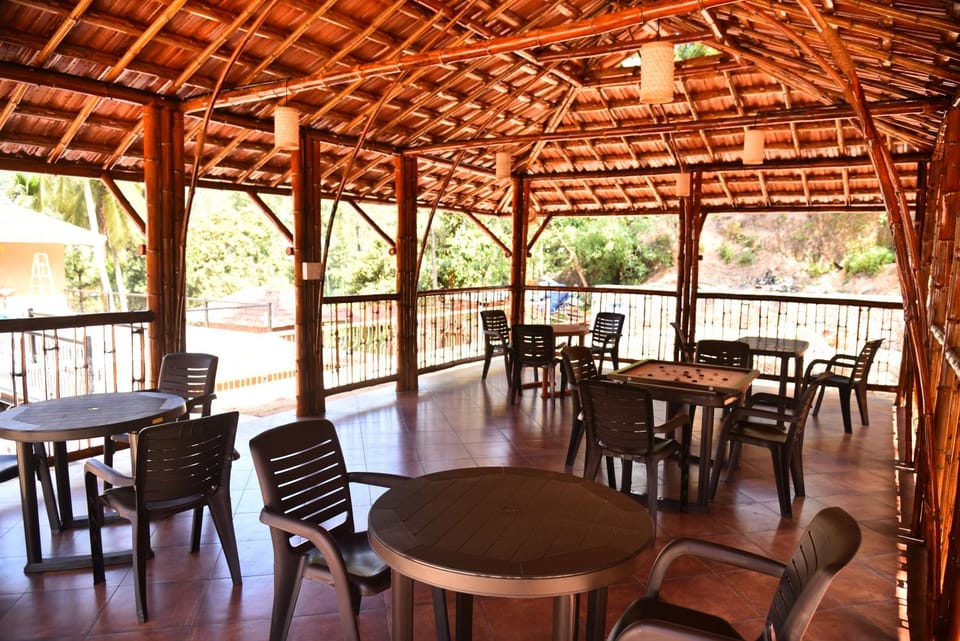 Restaurant/places to eat, Nightclub / DJ