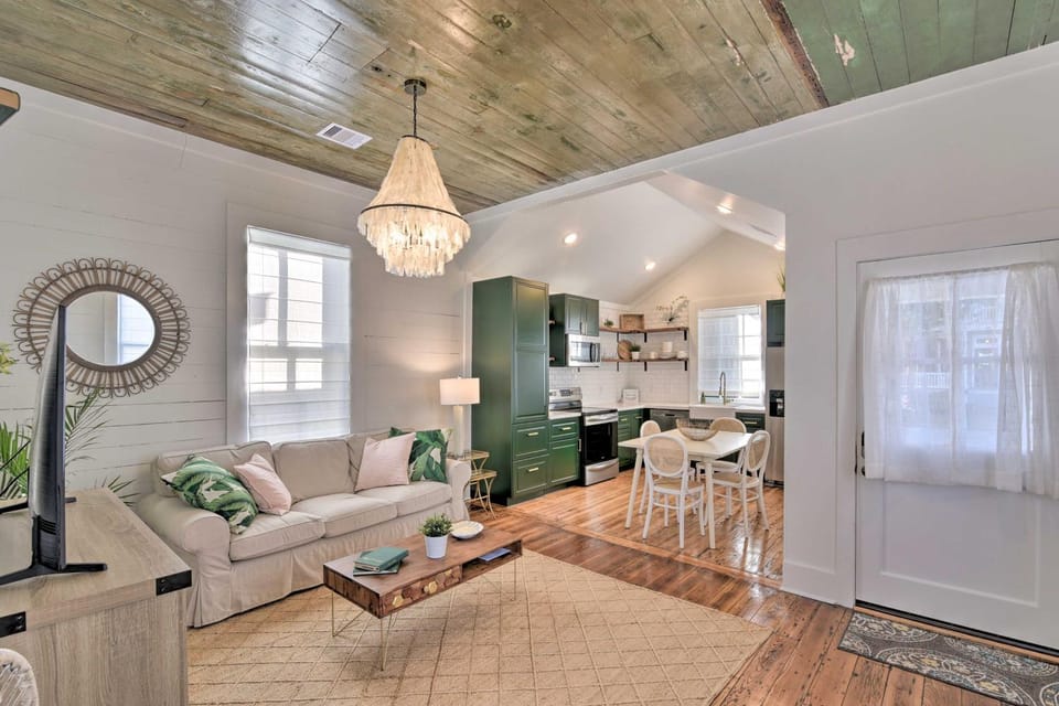 Near Beach & Strand: Bright Cottage in Galveston House in Galveston Island