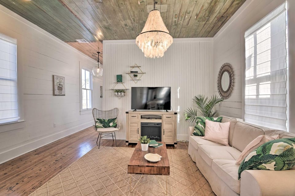 Near Beach & Strand: Bright Cottage in Galveston House in Galveston Island