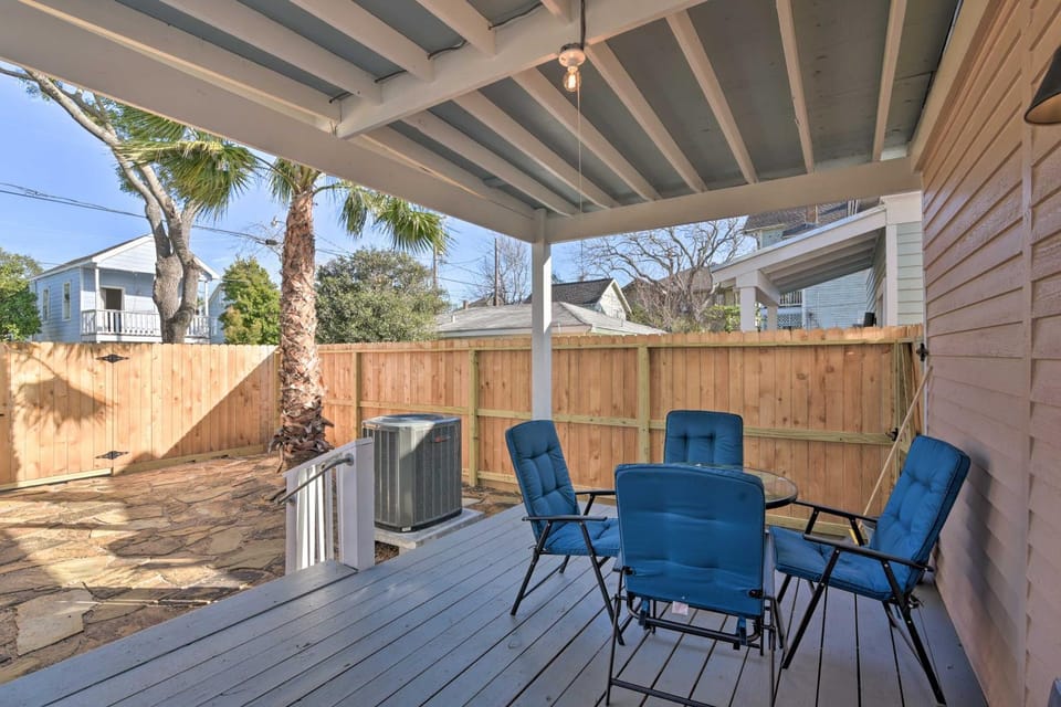 Near Beach & Strand: Bright Cottage in Galveston House in Galveston Island