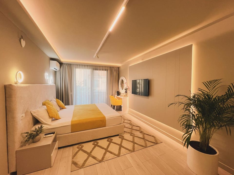 Bed, TV and multimedia, Bedroom