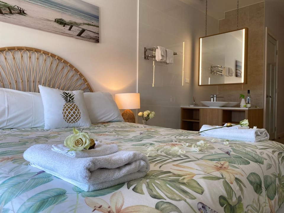 Bed, Bedroom, towels