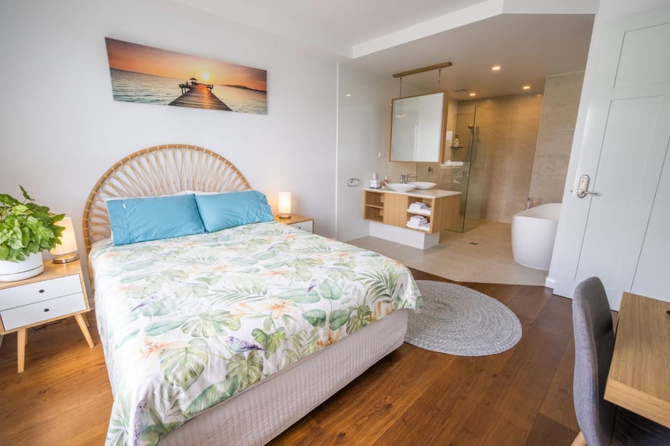 Bed, Bathroom, Photo of the whole room, Bedroom, towels