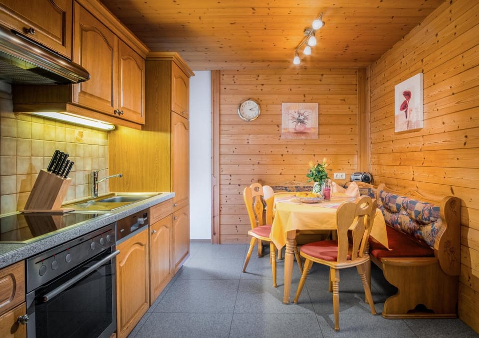 Kitchen or kitchenette, Seating area, oven, stove