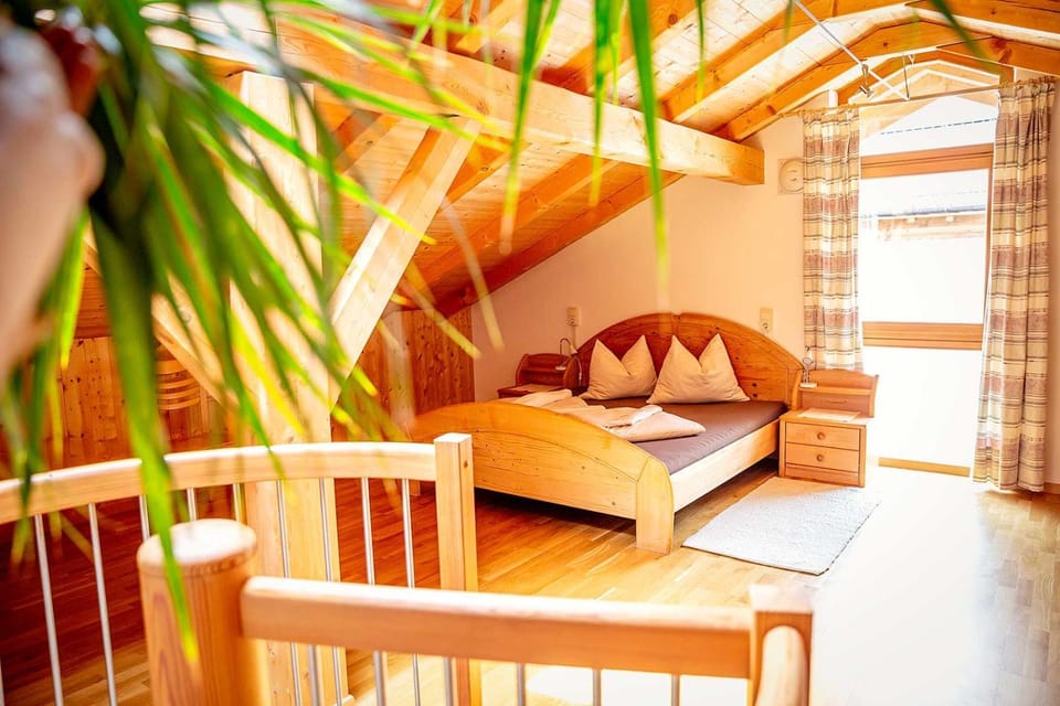 Bed, People, Photo of the whole room, Decorative detail, Bedroom, Mountain view, Family