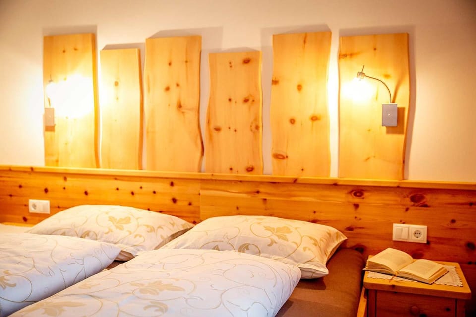 Bed, Photo of the whole room, Decorative detail, Bedroom, young children, Family