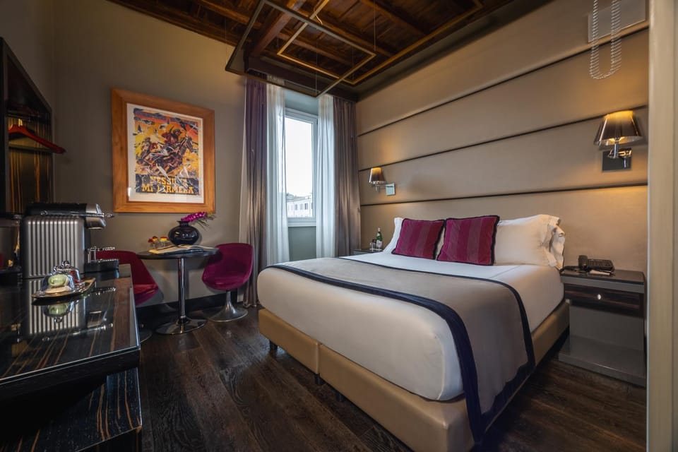 Bed, View (from property/room), Photo of the whole room, Seating area, Bedroom, City view
