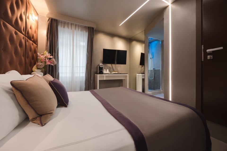 Shower, Bed, TV and multimedia, Photo of the whole room, Bedroom