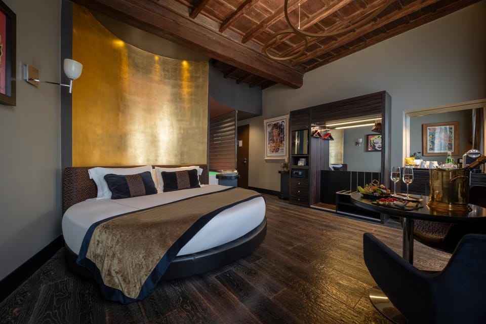 Bed, TV and multimedia, Photo of the whole room, Seating area, Bedroom