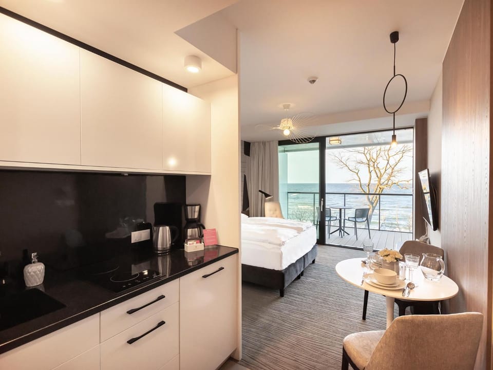Kitchen or kitchenette, Dining area