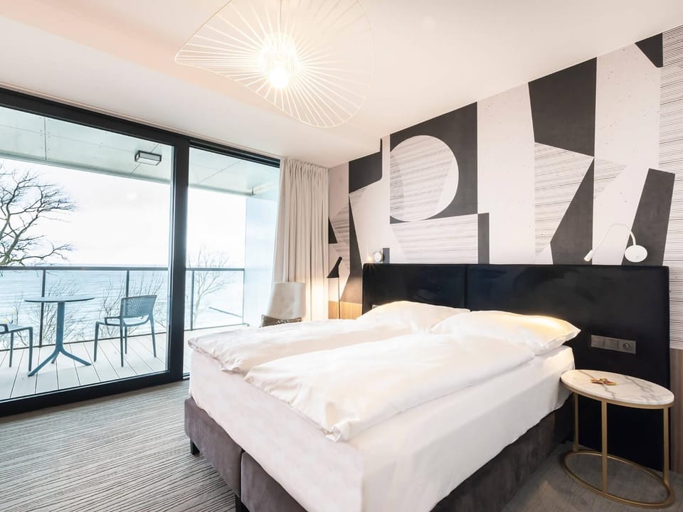 Photo of the whole room, Sea view