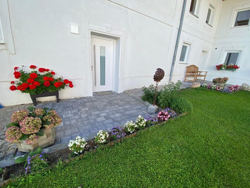Facade/entrance, Balcony/Terrace