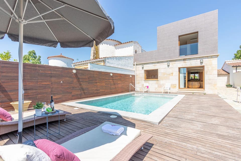 Facade/entrance, Swimming pool, Swimming pool