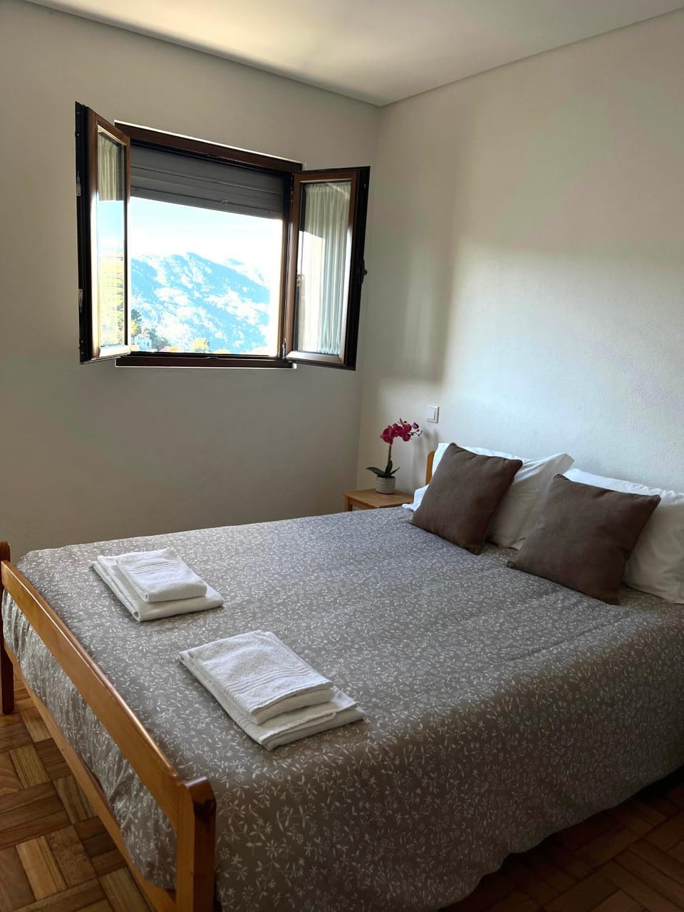 Bed, Natural landscape, Photo of the whole room, Bedroom, towels