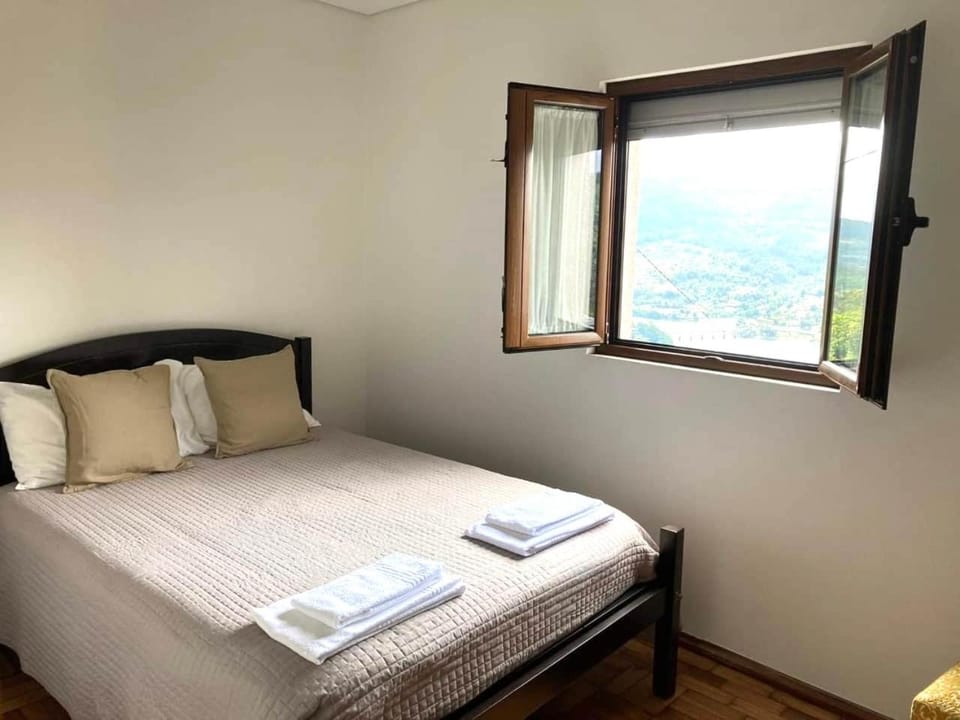 Bed, Photo of the whole room, Bedroom, Lake view, River view, towels