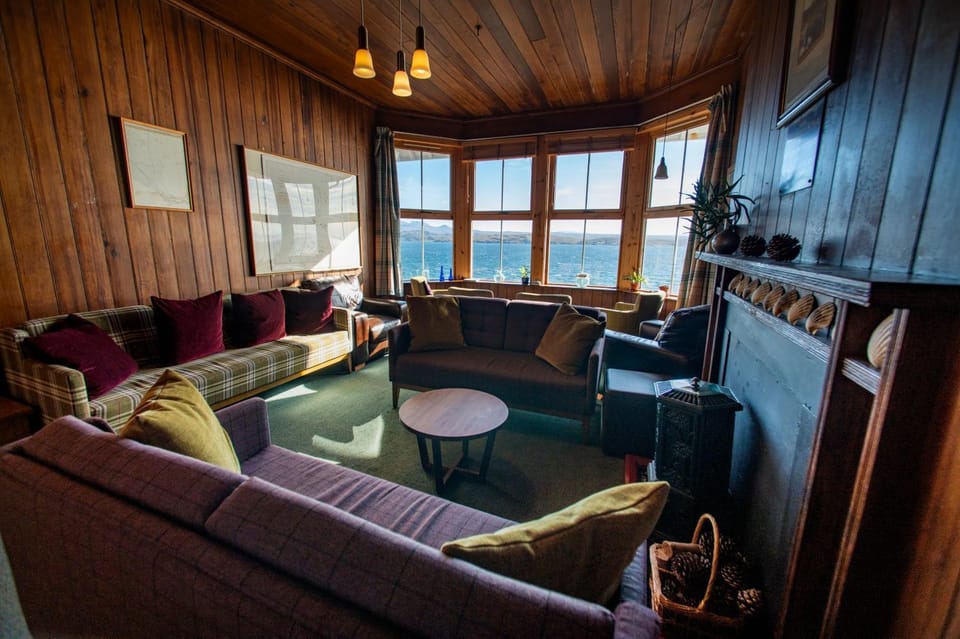 Communal lounge/ TV room, Living room, Sea view