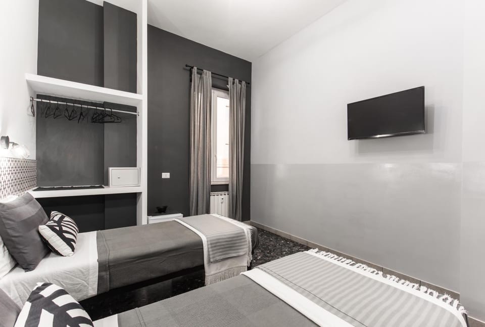 Bed, TV and multimedia, Photo of the whole room, Bedroom