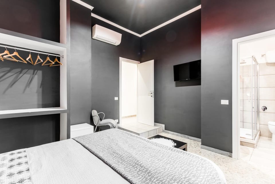 Bed, TV and multimedia, Photo of the whole room