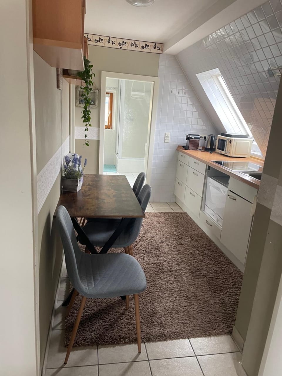 Coffee/tea facilities, Kitchen or kitchenette, Living room, Seating area, Dining area, microwave, stove