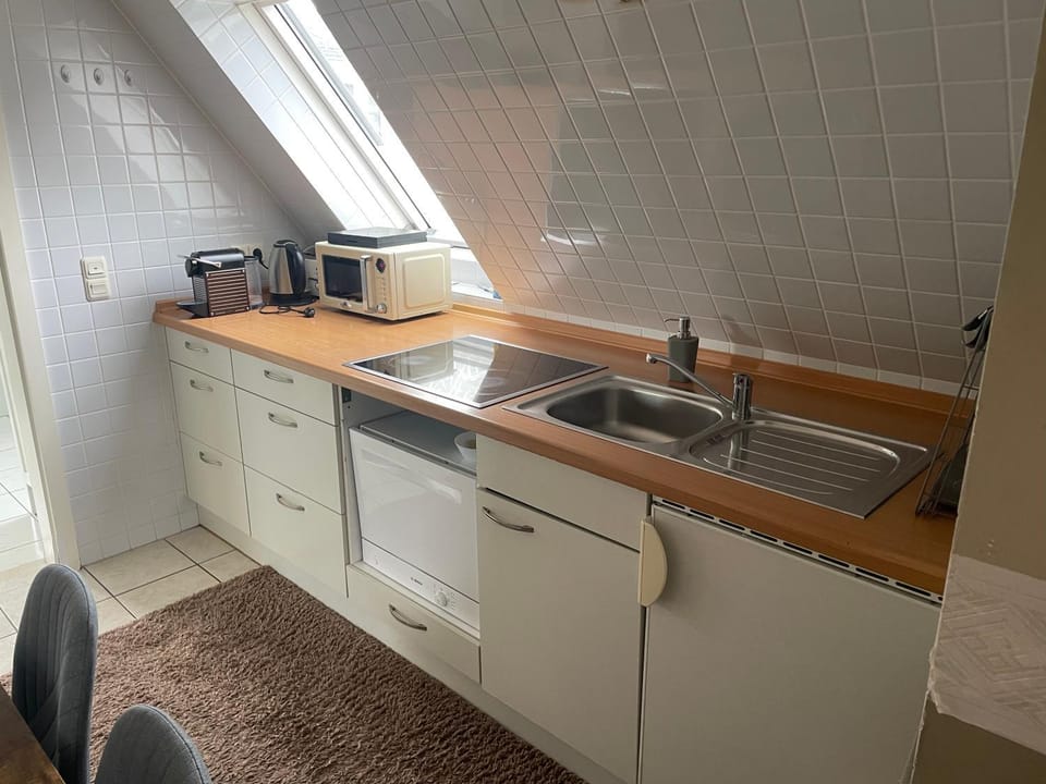 Coffee/tea facilities, Kitchen or kitchenette, stove, toaster