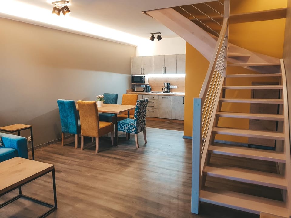 Kitchen or kitchenette, Living room, Seating area, Dining area