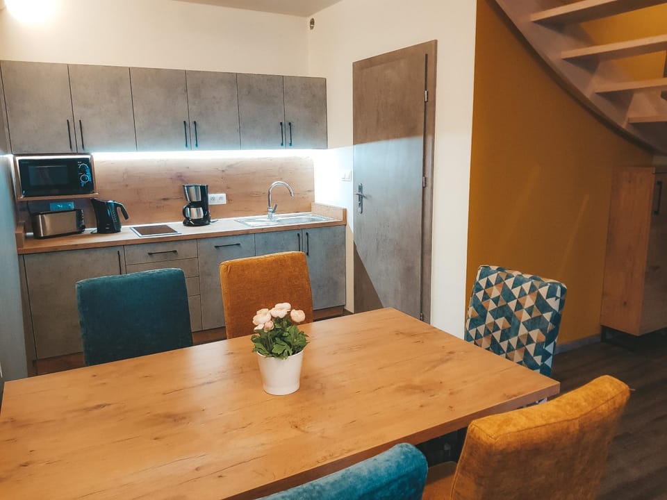 Kitchen or kitchenette, Dining area