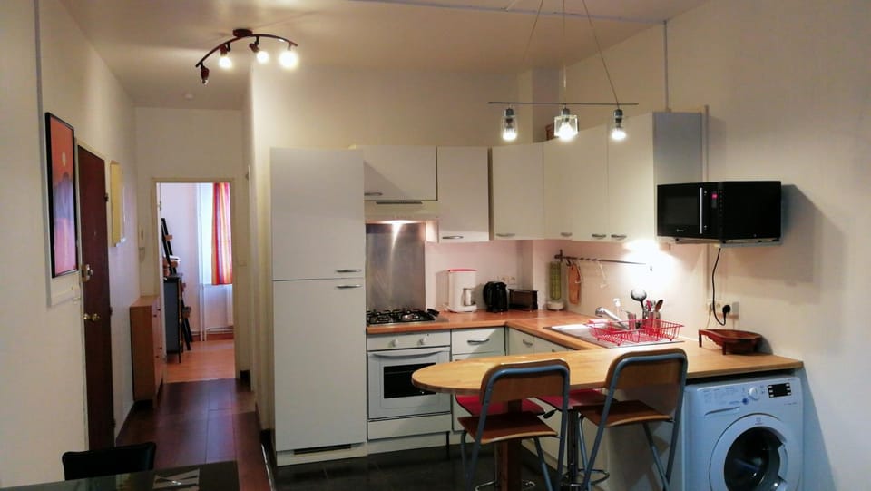 Kitchen or kitchenette, Dining area, oven, washing machine