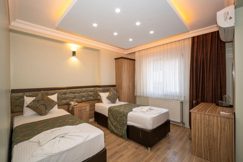 Bed, Photo of the whole room, Seating area, towels