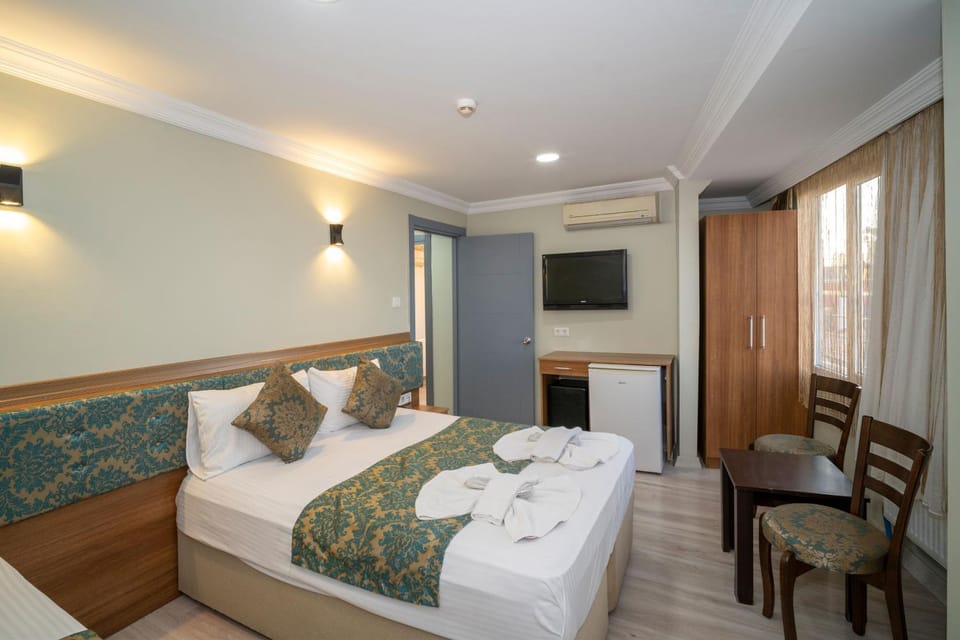 Bed, TV and multimedia, Photo of the whole room, Bedroom, towels, air conditioner