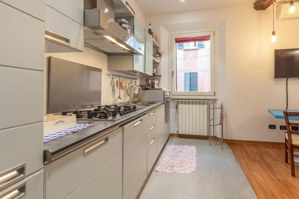 TV and multimedia, Kitchen or kitchenette, Dining area, Communal kitchen, dishwasher, stove