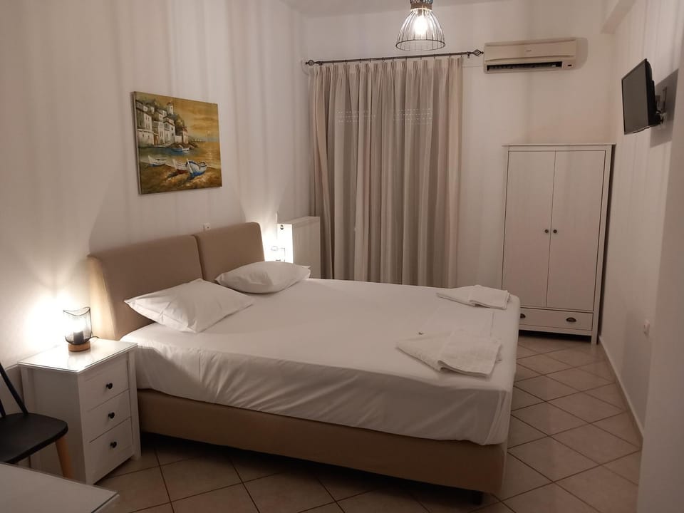 Bed, TV and multimedia, Bedroom, wardrobe, air conditioner