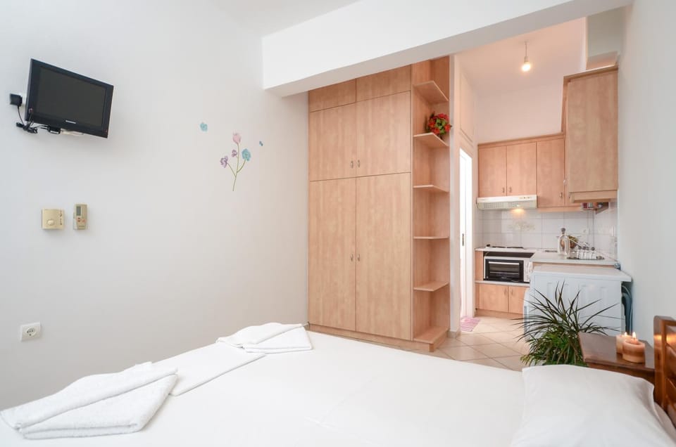 Bed, TV and multimedia, Photo of the whole room, Bedroom