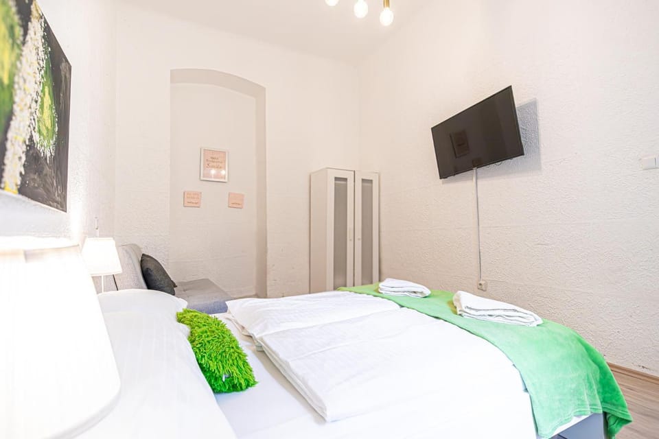 Bed, Bedroom, towels