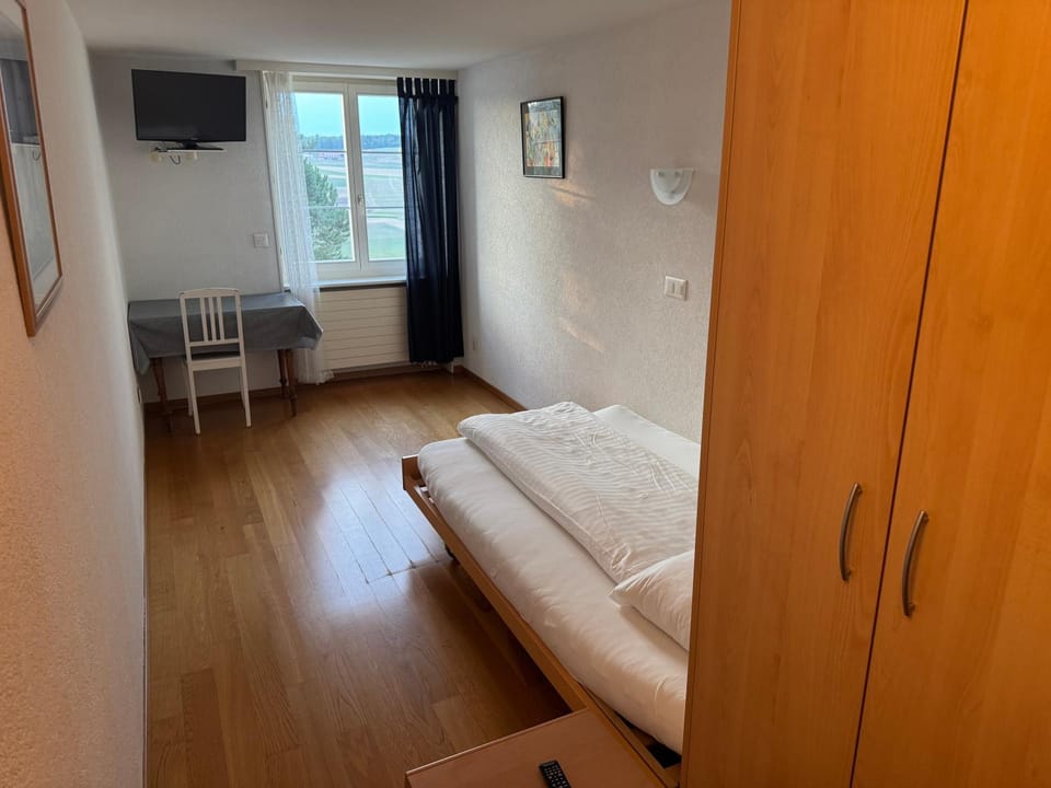 Bed, TV and multimedia, Photo of the whole room, Seating area, Bedroom, wardrobe