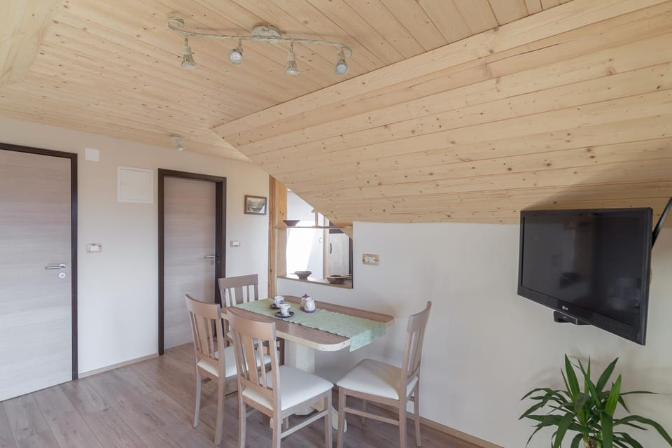 Communal lounge/ TV room, TV and multimedia, Dining area
