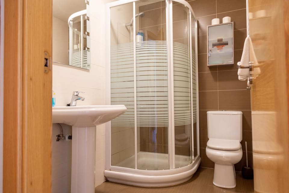 Shower, Bathroom, internet, towels